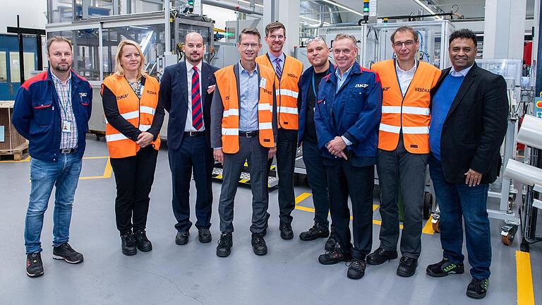 Die Schweinfurter Delegation zeigte sich beim Rundgang durch die moderne SKF Fabrik in Göteborg sehr beeindruckt. Auf dem Foto (von links): Produktionsleiter Niklas Udgren, Wirtschaftsförderin Pia Jost, SKF Pressesprecher Theo Kjellberg, Oberbürgermeister Sebastian Remelé, Ordnungsreferent Jan von Lackum, D-Fabrik Werkleiter Kostadin Kostavski, Manager Produktionssysteme Torsten Nordgren, SKF GmbH Geschäftsführer Harald Speck und Managing Director SKF Sweden and Country Manager Ajay Naik.