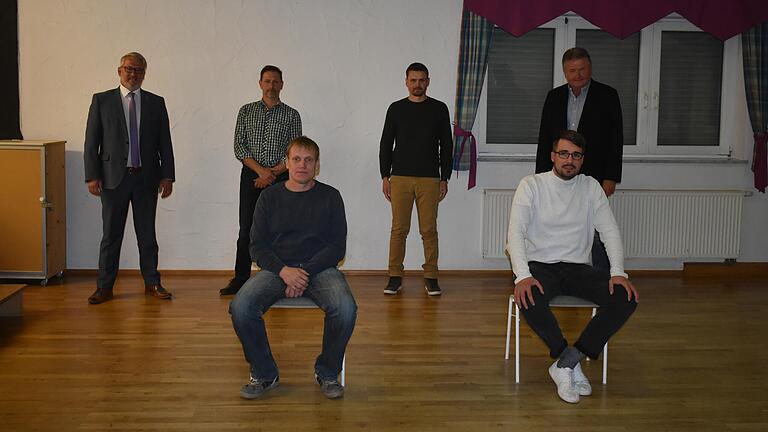 Das Bild zeigt die neuen Gemeinderäte mit Bürgermeister Klaus Schenk. Auf dem Bild vorne (von links) sind Alexander Kerzinger und Philipp Schenk zu sehen. Hinten, von links: Bürgermeister Klaus Schenk, Gunnar Meißner, Matthias Karbacher und Harald Ach.