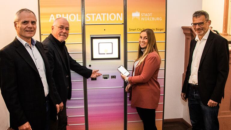 Wolfgang Gräf (Leiter Bürgerbüro), Wolfgang Kleiner (Kommunalreferent), Rebekka Stumpf (Mitarbeiterin Bürgerbüro) und Thomas Kühner (stellv. Leiter Fachbereich Allgemeine Bürgerdienste) präsentieren den neuen Automaten.