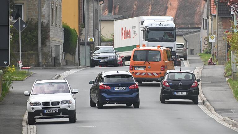 Eine alltägliche Situation in der Ortsdurchfahrt von Euerhausen. Fachbehörden empfehlen unabhängig vom Genehmigungsverfahren für eine Umgehungsstraße verkehrsberuhigende Maßnahmen.