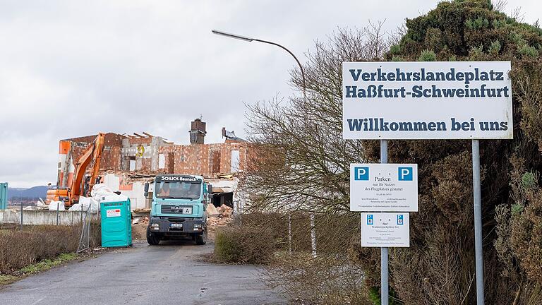 Am Eingang wird das alte Gaststättengebäude abgerissen. Damit sieht der Haßfurter Flugplatz derzeit nicht besonders einladend aus. Weiter hinten auf dem Gelände zeigt sich aber ein anderes Bild.