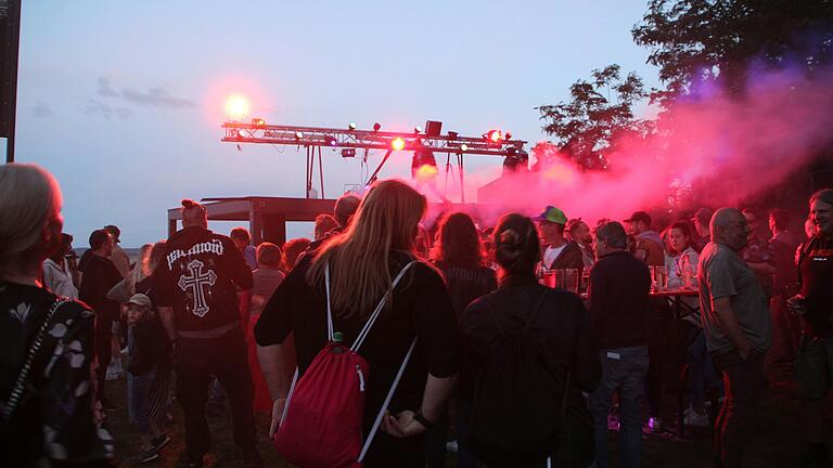 Techno am Vogelsang in Markt Einersheim lockte über 250 Besucherinnen und Besucher zum Tanzen zwischen Reben und DJ-Pult.