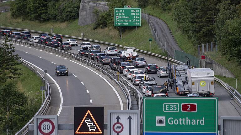 Stau am Gotthardtunnel in der Schweiz       -  Der Gotthardtunnel ist ein Nadelör mit teils stundenlangen Wartezeiten auf dem Weg in den Süden.