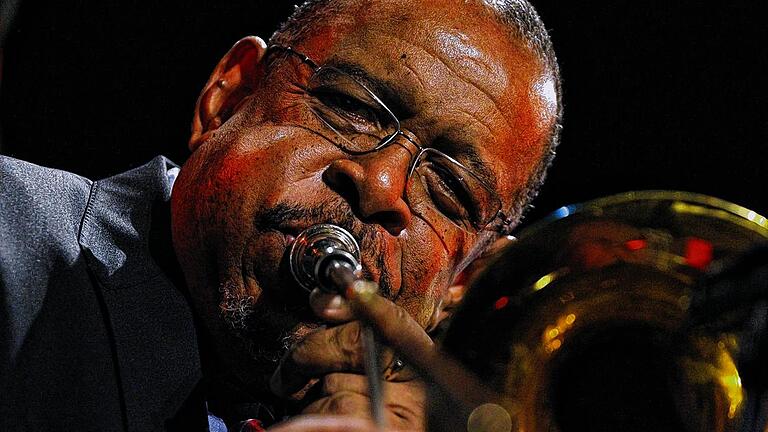 Fred Wesley, Erfinder des modernen Funk       -  (maw)   Er gehört zu den großen Stars des Soul and Funk: Fred Wesley. Ob Ray Charles, The Jackson Five, James Brown, Prince oder Usher, Wesley hat sie alle begleitet. Wesley wurde am 4. Juli 1943 in Columbus/Georgia geboren. Seine Karriere begann als Posaunist bei Count Basie sowie mit Ike & Tina Turner. In den 70er Jahren war er Musik-Direktor, Arrangeur, Solist und Hauptkomponist für James Brown. Als Kopf von Browns Begleitband, den JBs, war Fred Wesley &bdquo;der berühmteste Sideman der Welt, der die geschmeidigen Grooves instrumentierte und die kühnen, chirurgisch genauen Soli beisteuerte, die die Sprache des Funk definierten&ldquo; (Rolling Stone). Fred Wesley zählt zu den Erfindern der modernen Funkmusik. Mit &bdquo;Universal Funk &ndash; Live from the Blue Note Club&ldquo; gastieren Fred Wesley & The New JBs mit ihrem einzigen Konzert in Nordbayern am Freitag, 3. Mai, 21 Uhr, im Stattbahnhof Schweinfurt. Vorverkauf beim Schweinfurter Tagblatt,  (09 31) 60 01 60 00, und unter www.sw-concerts.de