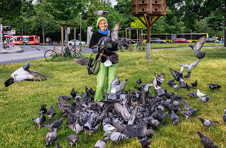 Die Tierschützerin Heike Pauline Grauf auf dem Taubenplatz vor dem Hauptbahnhof in Würzburg.