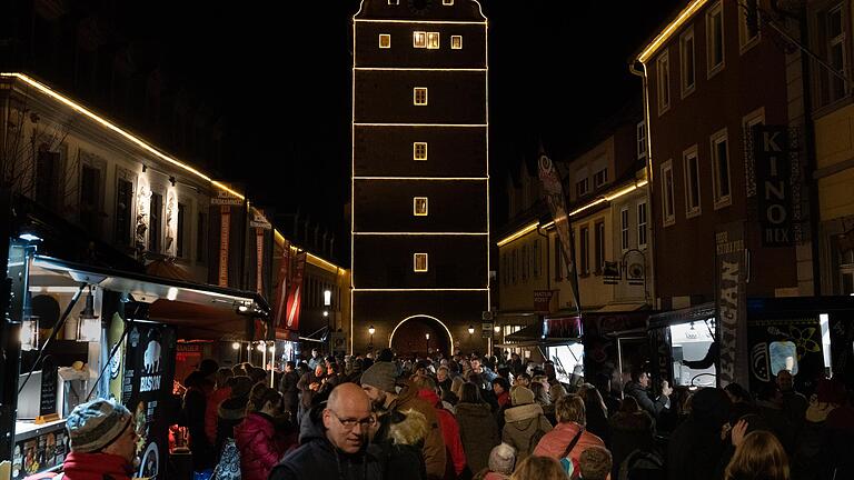 Nicht nur am Marktplatz, sondern auch in der Hohnstraße tummelten sich die Menschen in der langen Einkaufsnacht am Freitag in Bad Neustadt.