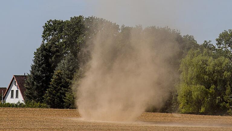 Staubteufel Cropped.jpeg       -  Staubteufel treten häufig auf Ackerflächen oder Heuwiesen auf. Hier ein Fall vom 22. August 2018 in Brandenburg, Behlendorf.