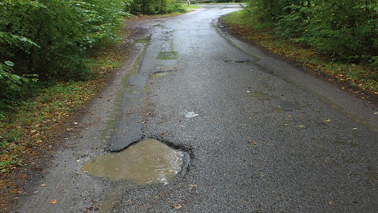 In der Sitzung des Großlangheimer Marktgemeinderats gab Bürgermeister Peter Sterk bekannt, dass die Straße zur Autobahnraststätte und nach Haidt wegen Straßenschäden gesperrt wird.