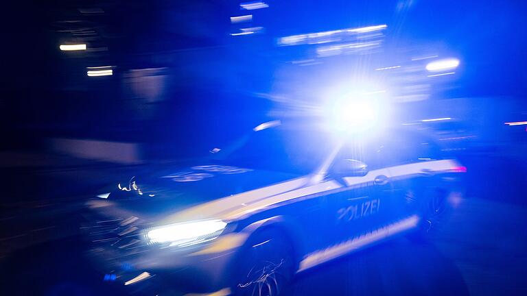 Illustration - Polizei       -  Die Polizei kontrollierte einen Mann, der mit seinem Auto rund 20 Kilometer im Graben neben der Bundesstraße gefahren war. (Symbolbild)