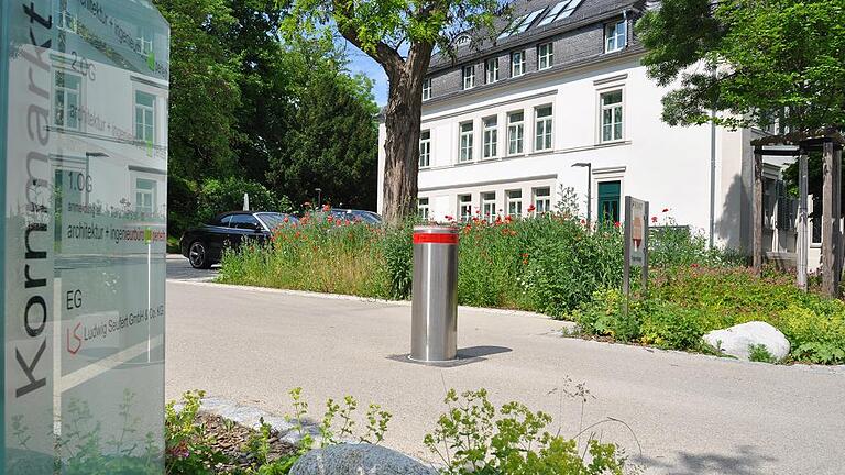 Park und Parkplatz am Kornmarkt 17.