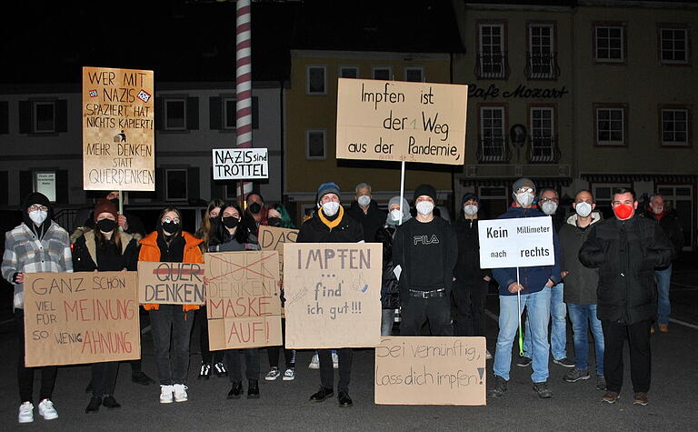 Eine Gegendemonstration war von dem Bad Königshöfer Corbinian Mertten angemeldet worden, dem Aufruf folgten rund 250 Teilnehmer, mit dabei auch René van Eckert (SPD) (rechts).