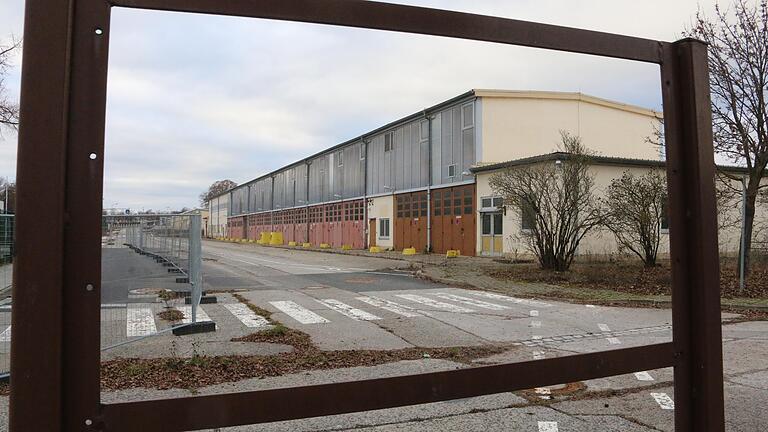 Blick auf die Panzerhalle 237 in der früheren Ledward Kaserne. Sie steht noch, könnte auch Teil der Landesgartenschau als Blumenhalle sein. Ob das so sein wird, ist noch nicht entschieden.