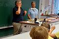 Ulla Schmittgen und Doris Ehrenreich (von links) erläutern den Schülerinnen und Schülern die deutsche Gebärdensprache.