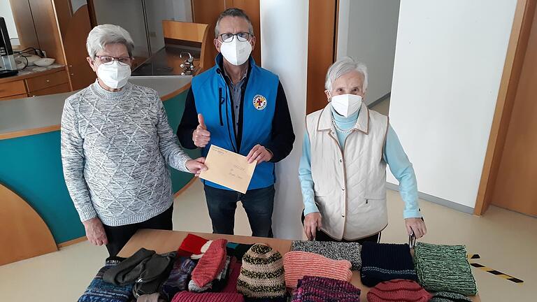Elvira Elfein, Michael Lindner-Jung und Elisabeth Platzer bei der Übergabe der Stricksachen. Elvira Elfein, Michael Lindner-Jung und Elisabeth Platzer bei der Übergabe der Stricksachen.