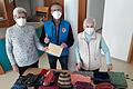 Elvira Elfein, Michael Lindner-Jung und Elisabeth Platzer bei der Übergabe der Stricksachen.