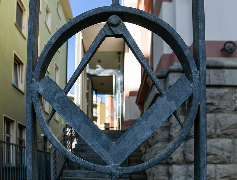 Winkel und Zirkel, zwei der bekanntesten freimaurerischen Symbole,&nbsp; am Türgitter des Würzburger Logenhauses in der Valentin-Becker-Straße.
