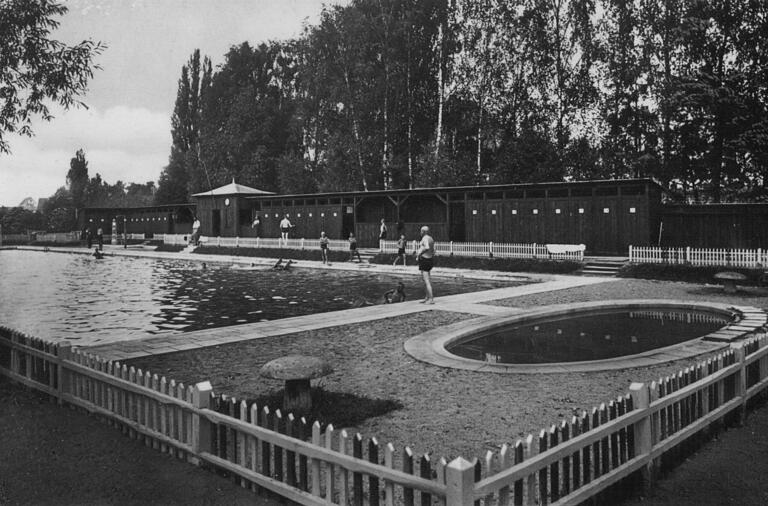 Neben dem großen Schwimmbecken befand sich (rechts im Bild) ein ovales Planschbecken für Kinder und Jugendliche. Neben dem großen Schwimmbecken befand sich (rechts im Bild) ein ovales Planschbecken für Kinder und Jugendliche.