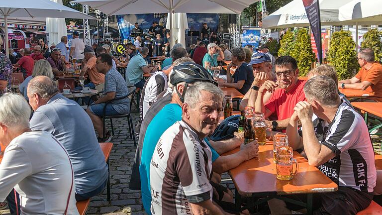 Voller Leben war der Marktplatz und die Altstadt bei der Eröffnung des Gemündener Kirchweih- und Heimatfestes. Voller Leben war der Marktplatz und die Altstadt bei der Eröffnung des Gemündener Kirchweih- und Heimatfestes.