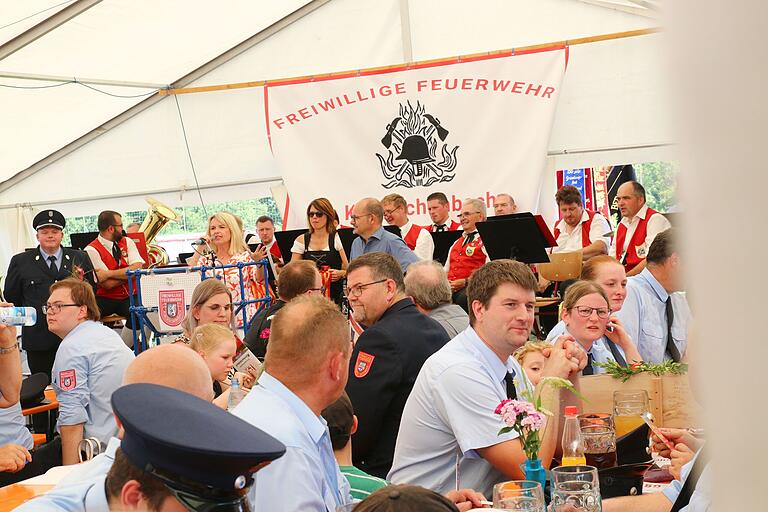 Impressionen vom großen Geburtstagsfest - ein Feuerwehrfest das in Erinnerung bleiben wird. Zum Fest 150 Jahre Feuerwehr Kirchschönbach gab es einen großen Umzug durch die Ortschaft. Neben 25 Feuerwehren sorgten drei Musik-Kapellen (Oberschwarzach, Kitzingen / Wiesenbronn, Reupelsdorf) für beste Feststimmung. Das Festgelände war im Anschluss an den Umzug bis auf den letzten Platz 'ausverkauft'. Feuerwehren, Blaskapellen, Ehrengäste und Besucher fühlten sich sehr wohl.