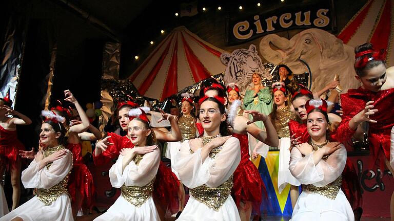 Manege frei! Unter dem Sessionsmotto "Jedes Jahr der gleiche Zirkus" ließ die BA-KA-GE bei ihrer ersten Prunksitzung sechs Stunden lang die Besengau-Scheuer beben. Manege frei! Unter dem Sessionsmotto "Jedes Jahr der gleiche Zirkus" ließ die BA-KA-GE bei ihrer ersten Prunksitzung sechs Stunden lang die Besengau-Scheuer beben.
