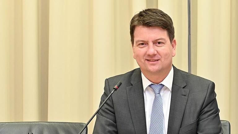 In der konstituierenden Sitzung ist Sandro Kirchner gestern zum Vorsitzenden des Ausschusses für Wirtschaft, Landesentwicklung, Energie, Medien und Digitalisierung im Bayerischen Landtag gewählt worden. Der Posten gilt als Schlüsselposition.  Foto: Bayerischer Landtag, Rolf Poss       -  In der konstituierenden Sitzung ist Sandro Kirchner gestern zum Vorsitzenden des Ausschusses für Wirtschaft, Landesentwicklung, Energie, Medien und Digitalisierung im Bayerischen Landtag gewählt worden. Der Posten gilt als Schlüsselposition.  Foto: Bayerischer Landtag, Rolf Poss