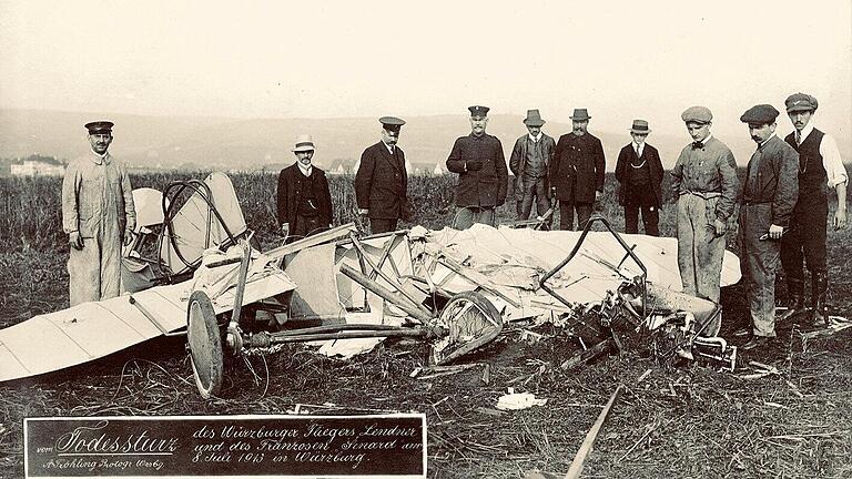 Die Trümmer von Leo Lendners und Albert Sénards Flugzeug auf einem Kleeacker am Galgenberg.