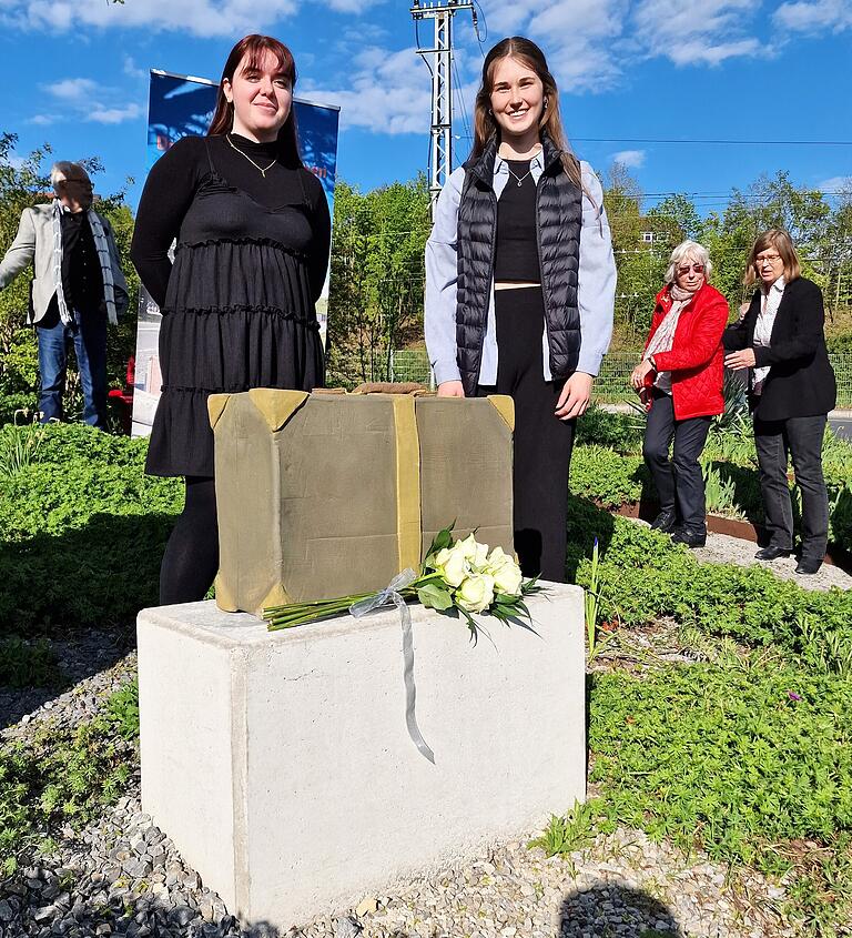 Der aus Keramik gefertigte Koffer wurde im Jahr 2019 von Schülerinnen des Gymnasiums Veitshöchheim gefertigt. Lisa Feser und Lilly Vogel (rechts) waren zwei der Schülerinnen.&nbsp;