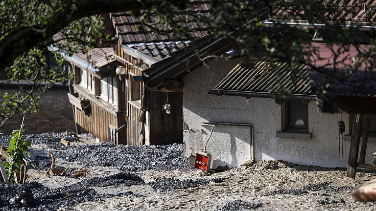 Unwetter in Brienz       -  Trotz einer meterhohen Gerölllawine kam niemand im Örtchen Brienz zu Schaden.