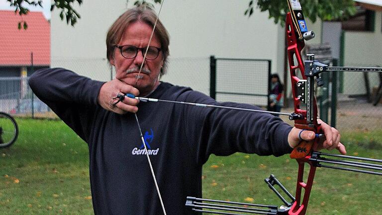 Gerhard Bötsch, Mitglied im Schützenverein Wannigtal, wurde Deutscher Meister in der Klasse Freestyle Limited Recurve junge Senioren des deutschen Feldbogen-Sportverbandes.  Foto: Dieter Britz       -  Gerhard Bötsch, Mitglied im Schützenverein Wannigtal, wurde Deutscher Meister in der Klasse Freestyle Limited Recurve junge Senioren des deutschen Feldbogen-Sportverbandes.  Foto: Dieter Britz