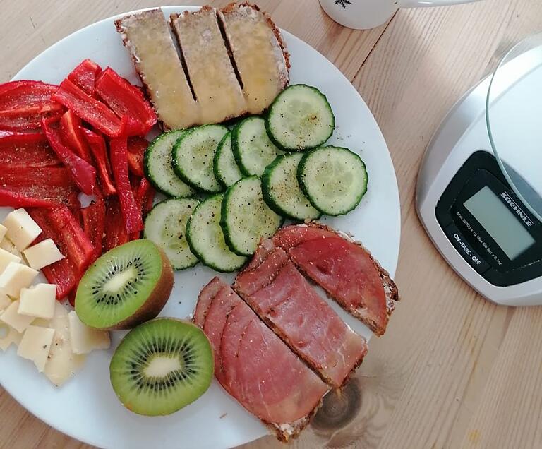 Ein typisches Frühstück von Tanja Merklein: Vollkornbrot mit Putenbrust und viel Gemüse