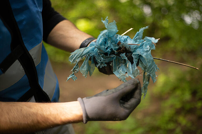 Im Laufe des Nachmittags findet Robert etliche zerschlissene Plastikteile entlang des Mains.