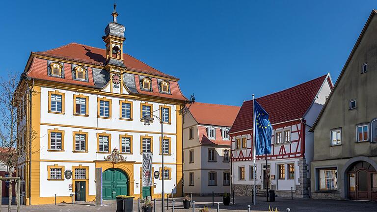 Unterwegs auf dem Rundwanderweg LT 25 „Sonnenuhren und Brücken“, der am Marktplatz in Röttingen startet. Blick auf das barocke Rathaus am Marktplatz der Stadt. Unterwegs auf dem Rundwanderweg LT 25 „Sonnenuhren und Brücken“, der am Marktplatz in Röttingen startet. Blick auf das barocke Rathaus am Marktplatz der Stadt.