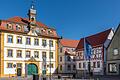 Unterwegs auf dem Rundwanderweg LT 25 „Sonnenuhren und Brücken“, der am Marktplatz in Röttingen startet. Blick auf das barocke Rathaus am Marktplatz der Stadt.