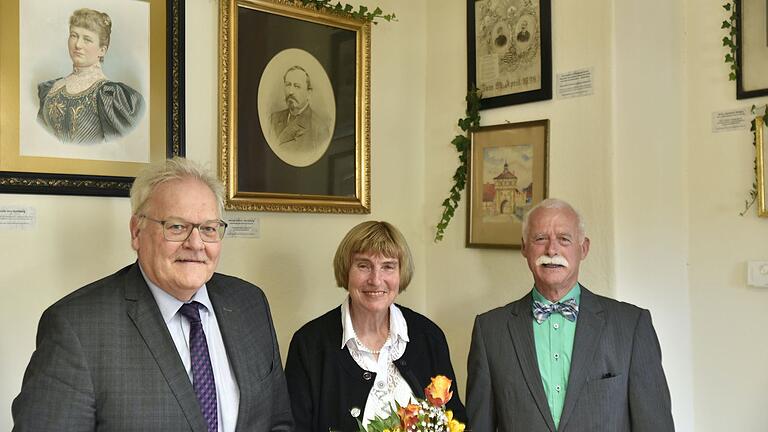 Hannelore Rectanus, eine Nachfahrin von Edmund Stubenrauch, übergab in einer Feierstunde an Bürgermeister Claus Bittenbrünn (links) acht Bilder zum Leben und Wirken des Dichters aus Hellingen. Karlheinz Buld (rechts) umrahmte die Feier mit dem Vortrag von Gedichten Edmund Stubenrauchs.