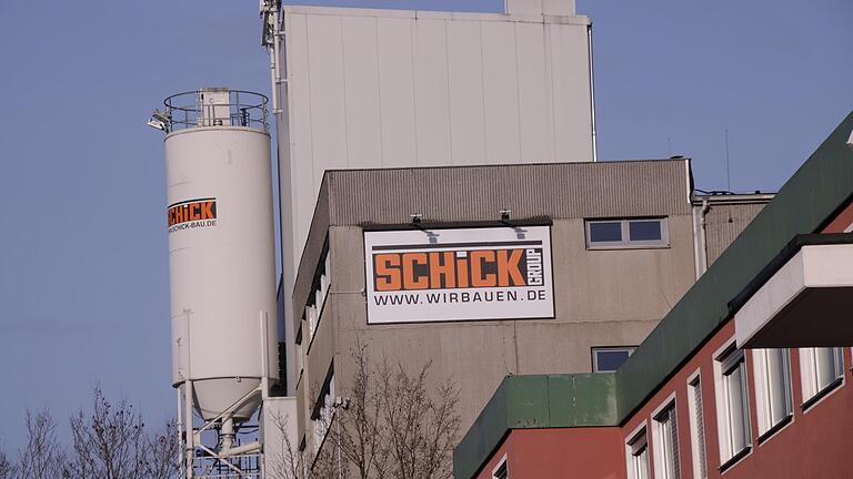 Auf dem Firmengelände der Schick-Gruppe in Albertshausen herrscht nach Weihnachten Betriebsruhe, der große Fuhrpark steht auf dem Gelände.       -  Auf dem Firmengelände der Schick-Gruppe in Albertshausen herrscht nach Weihnachten Betriebsruhe, der große Fuhrpark steht auf dem Gelände.