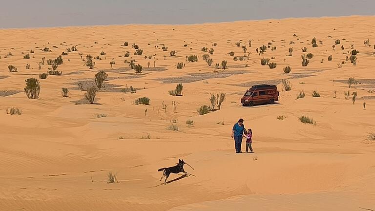 So weit das Auge reicht nur Sand und mitten drin die Sulzdorfer Familie Schad mit ihrem speziellem Wohnmobil.