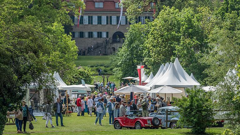 Bei strahlendem Sonnenschein besuchen zahlreiche Menschen am Donnerstag die Casteller Schlossparktage.