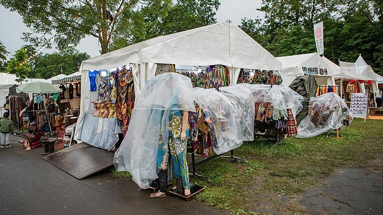 Viel Regen und deshalb weniger Besucher gab es am Samstag beim Africa Festival auf den Mainwiesen in Würzburg.