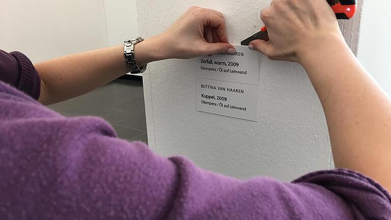 Reporterin Julia Haug entfernt die nicht mehr gebrauchten Hinweisschildchen der abgelaufenen Ausstellung. Reporterin Julia Haug entfernt die nicht mehr gebrauchten Hinweisschildchen der abgelaufenen Ausstellung.