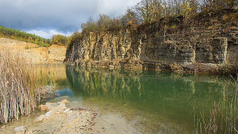 Flachwasserzonen und bis zu 48 Meter tiefe Stellen hat der Grundwassersee.