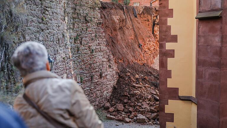 Ein Teil einer historischen Mauer ist in der Wertheimer Altstadt eingestürzt. Betroffen sei ein Abschnitt von etwa zehn Metern Länge und bis zu acht Metern Höhe, sagte ein Polizeisprecher. Ein Teil einer historischen Mauer ist in der Wertheimer Altstadt eingestürzt. Betroffen sei ein Abschnitt von etwa zehn Metern Länge und bis zu acht Metern Höhe, sagte ein Polizeisprecher. 