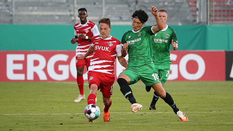 Mittelfeld-Rackerer Patrick Sontheimer (links) soll mit seinem Kampfgeist den Hannoveranern um den japanischen Nationalspieler Genki Haraguchi (rechts) den Zahn ziehen. Das Bild stammt aus dem DFB-Pokal-Spiel im September, das die Kickers mit 2:3 verloren.