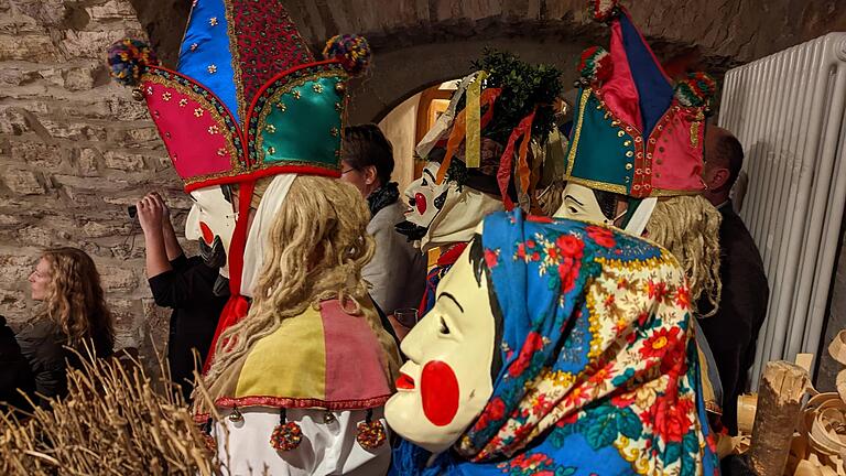 Toller Moment: Auch die Masken lauschten gebannt den Worten zur Eröffnung der Sonderausstellung im Valentin-Rathgeber-Haus.