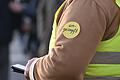 Gelbe Punkte auf dem Ärmel getragen: Die Staatsanwaltschaft Würzburg hat deshalb wegen Volksverhetzung Strafbefehle gegen drei Teilnehmer einer Demonstration von 'Querdenkern' im&nbsp; Oktober 2021 in Würzburg beantragt.