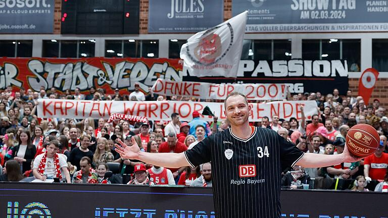 Die Fans der Würzburg Baskets feiern Kapitän Felix Hoffmann für sein 200. BBL-Spiel für Würzburg.