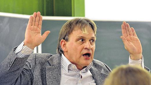 Brisantes Thema: Das Klassenzimmerstück „Klamms Krieg“ mit Matthias Herold in der Hauptrolle, das die Vhs Meiningen zeigt. Brisantes Thema: Das Klassenzimmerstück „Klamms Krieg“ mit Matthias Herold in der Hauptrolle, das die Vhs Meiningen zeigt.