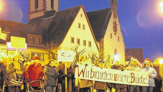 Trommeln, Pfiffe und Plakate für die Brücke