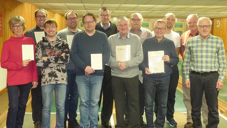 Geehrte und Gewählte beim Kitzinger Keglerverein (von links): Marianne Greif, Gerhard Schwarzer, Michael Kraus, Michael Schwarzer, Uwe Gast, Rudi Weber, Manfred Huttner, Klaus Ziegler, Hans Nagel, Norbert Walther, Siegfried Bohn und Ewald Greif.
