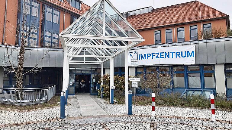 Auch wenn das Impfzentrum in Rhön-Grabfeld momentan nur geringes Interesse hervorruft, soll es laut Landratsamt bis zum Jahresende weiter geöffnet bleiben. Auch wenn das Impfzentrum in Rhön-Grabfeld momentan nur geringes Interesse hervorruft, soll es laut Landratsamt bis zum Jahresende weiter geöffnet bleiben.