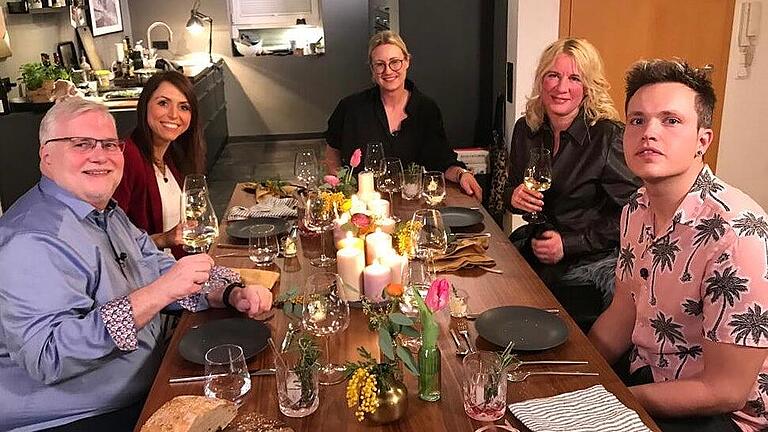 Die fünf Kandidatinnen und Kandidaten des Perfekten Dinners aus Unterfranken. Neben Timo Heßdörfer (rechts) aus Karlstadt nehmen Nicole aus Würzburg, Andreas und Nadine aus Kitzingen und Gillian aus Kleinlangheim (Lkr. Kitzingen) an dem Wettkochen teil.